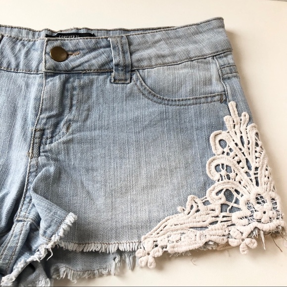Denim shorts with lace trim light wash - Picture 3 of 8